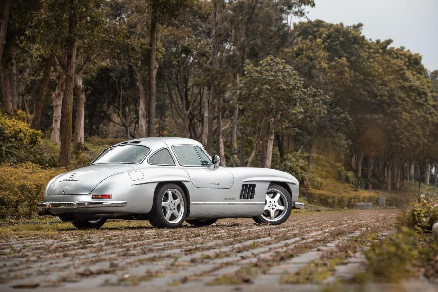  Mercedes-Benz 300 SL AMG 1996 года  (фото 2 из 15)